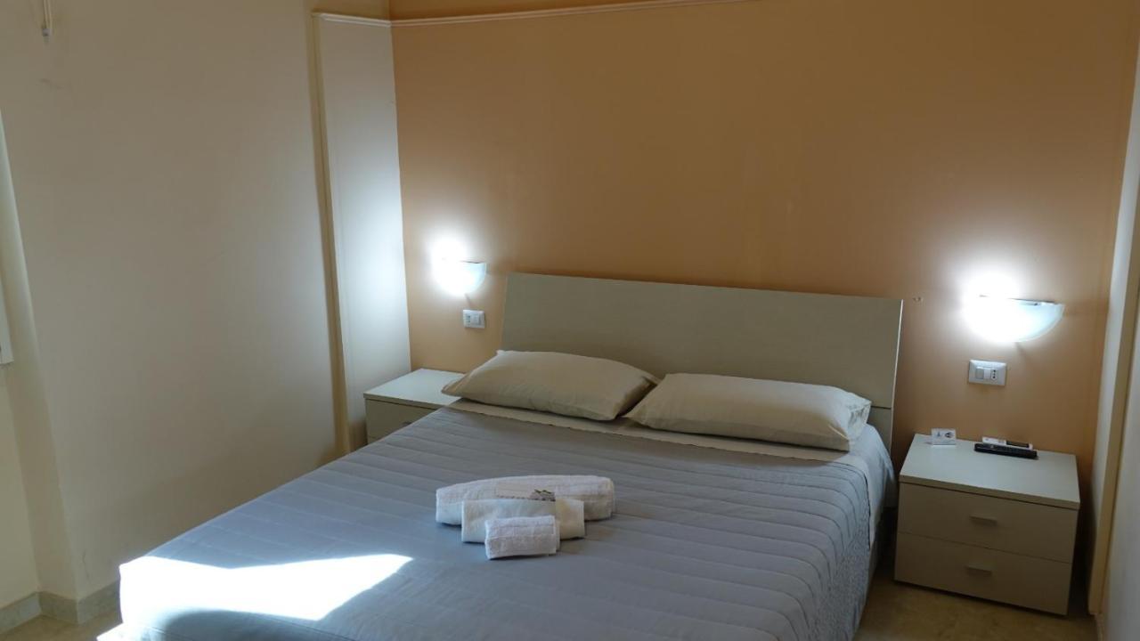 Cairoli Exclusive Rooms & Suite ブリンディジ エクステリア 写真
